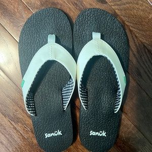 Brand new never worn women’s Sanuk flip-flops